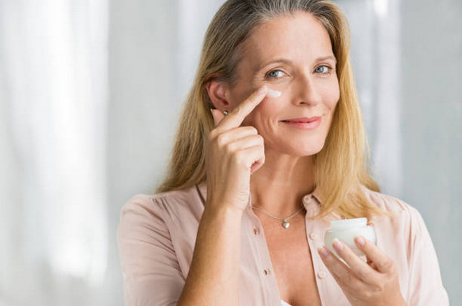 Dưỡng ẩm da thường xuyên có thể giúp làm chậm quá trình lão hóa da. (Ảnh: iStock) kem duong am.jpg