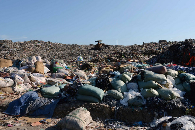 TP HCM: Nguy cơ ô nhiễm từ hàng chục ngàn tấn rác lộ thiên ảnh 1