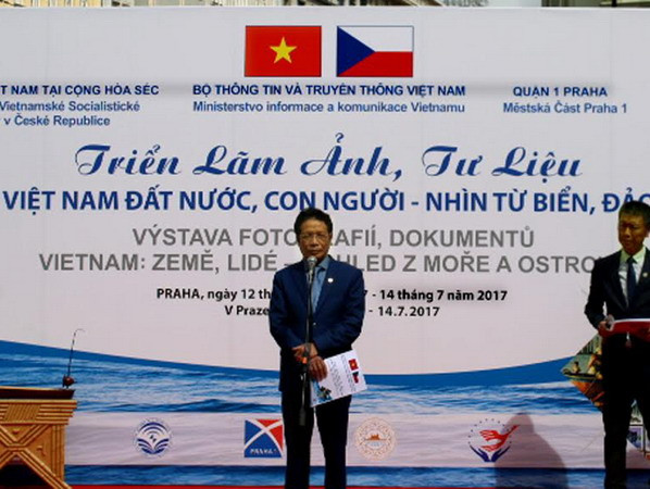 Triển lãm ảnh về chủ quyền biển đảo Việt Nam tại Cộng hòa Séc ảnh 1