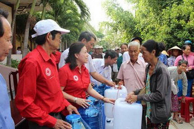 Hỗ trợ nước sạch cho bà con vùng lũ. (Nguồn: Hội CTĐ Việt Nam) Hội CTĐ khẳng định vai trò nòng cốt trong phòng ngừa thảm họa ảnh 1