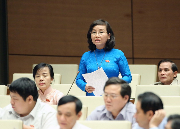 Đại biểu Quốc hội thành phố Đà Nẵng Ngô Thị Kim Yến phát biểu ý kiến. (Ảnh: Phạm Kiên/TTXVN) Nhiều đại biểu đề nghị giữ ngành kinh doanh dịch vụ ngân hàng mô ảnh 1