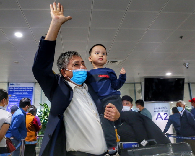 Hơn 1.100 người Việt tại Ukraine được đón an toàn về nước ảnh 1