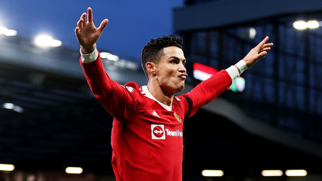 Ronaldo tỏa sáng với cú hat-trick vào lưới Tottenham. (Nguồn: Getty Images) Ronaldo lập nên kỳ tích mới, giúp M.U thắng kịch tính Tottenham ảnh 1