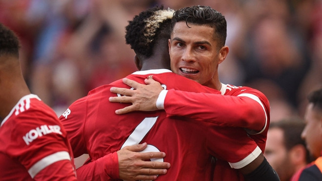 Ronaldo ăn mừng cùng Pogba. (Nguồn: Getty Images) Ronaldo lập nên kỳ tích mới, giúp M.U thắng kịch tính Tottenham ảnh 2