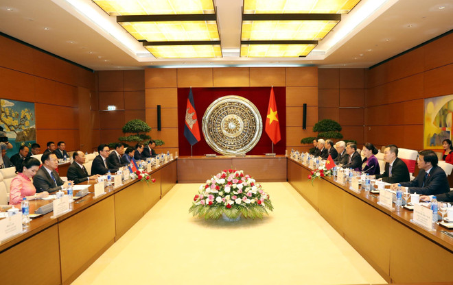 Quang cảnh hội đàm giữa Đoàn đại biểu Quốc hội Việt Nam và Đoàn đại biểu Quốc hội Campuchia. (Ảnh: Trọng Đức/TTXVN) Chủ tịch Quốc hội đón, hội đàm với Chủ tịch Quốc hội Campuchia ảnh 1