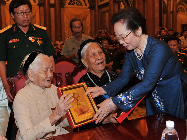 Truy tặng thân mẫu liệt sỹ Tô Hiệu danh hiệu Mẹ Việt Nam Anh hùng ảnh 1