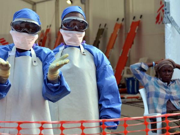Các nhân viên y tế ở một trung tâm điều trị Ebola ở Liberia. (Nguồn: AFP/Getty Images) Cuộc chiến chống dịch Ebola tại Liberia có dấu hiệu tích cực ảnh 1