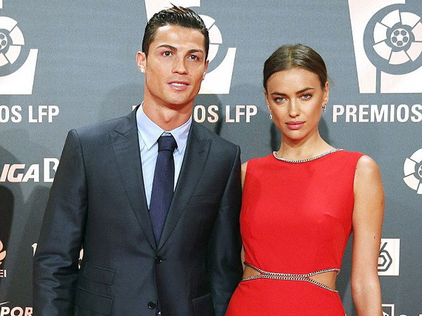 Irina Shayk "mặt lạnh" khi MC nói về cơ thể của Cris Ronaldo ảnh 1