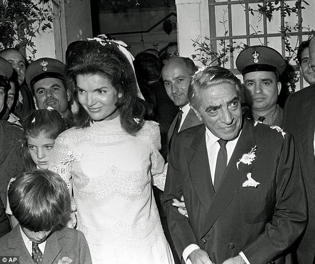 Bê bối ảnh khỏa thân của vợ tỷ phú Onassis là do chính chồng sắp đặt ảnh 2