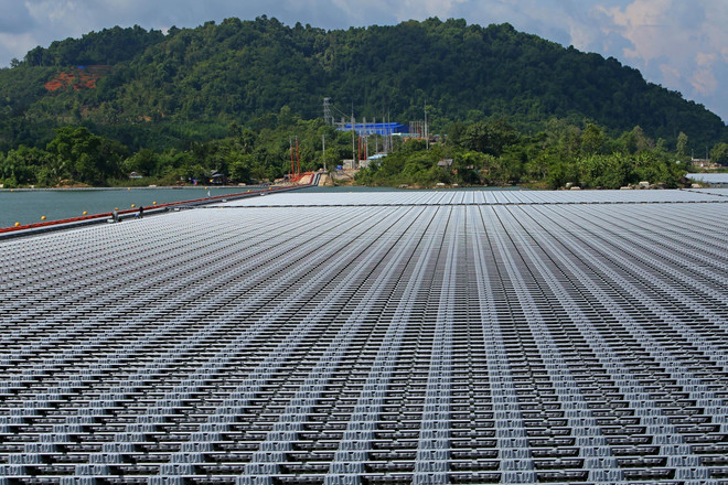 Nhà máy điện Mặt Trời đầu tiên được lắp đặt trên mặt hồ phát điện ảnh 1