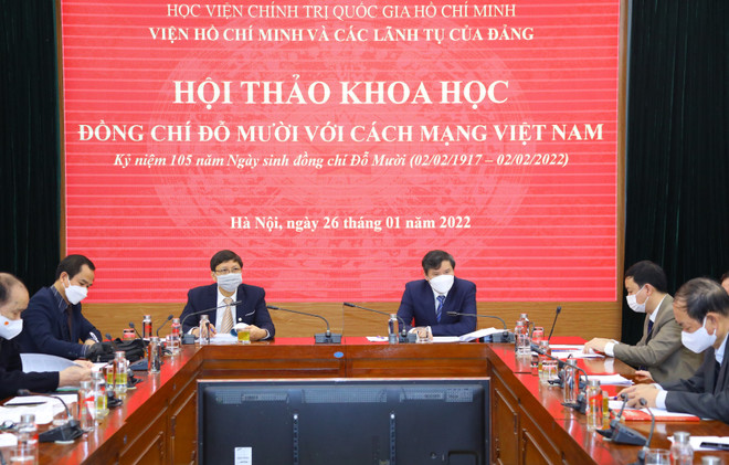 Phó giáo sư, tiến sỹ Lê Văn Lợi (bên phải), Phó Giám đốc Học viện Chính trị Quốc gia Hồ Chí Minh chủ trì hội thảo. (Ảnh: Văn Điệp/TTXVN) Hội thảo khoa học “Đồng chí Đỗ Mười với cách mạng Việt Nam” ảnh 1
