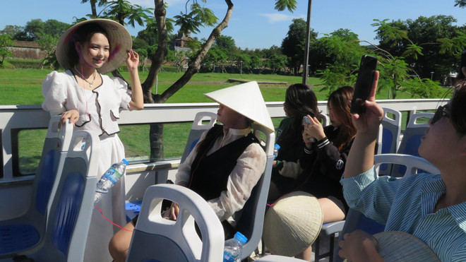 Thừa Thiên-Huế: Lần đầu sử dụng xe buýt tham quan 2 tầng chuẩn quốc tế ảnh 1