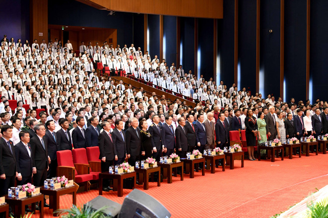 Cac đb thực hiện nghi thức chào cờ2.JPG