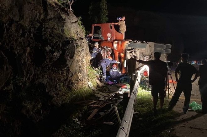 Phú Yên: Liên tiếp xảy ra 2 vụ lật xe, một tài xế tử vong tại chỗ ảnh 1