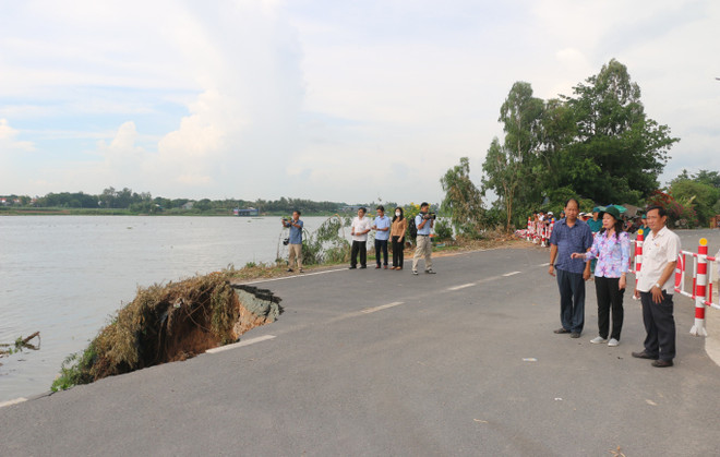 Bí thư Tỉnh ủy An Giang Võ Thị Ánh Xuân (thứ 2 phải qua) cùng đoàn công tác của tỉnh khảo sát tại điểm sạt lở trên Quốc lộ 91 đoạn qua ấp Bình Tân, xã Bình Mỹ, huyện Châu Phú. (Ảnh: Công Mạo/TTXVN) An Giang: Đề nghị xã hội hóa dự án nắn dòng sông Hậu bảo vệ Quốc lộ 91 ảnh 1