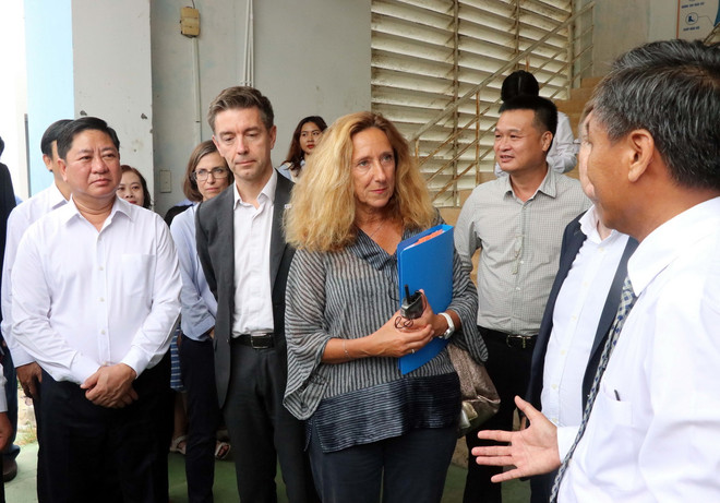 Bà Myriam Ferran, Phó Tổng Cục trưởng Tổng cục Quan hệ Đối tác quốc tế của Ủy ban châu Âu nghe Ban Giám hiệu Trường Cao đẳng nghề Ninh Thuận thông tin về công tác đào tạo nghề của trường. (Ảnh: Công Thử/TTXVN) ttxvn_myriam ferran.jpg