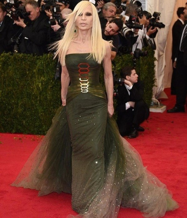 Năm “cụ bà” trong làng thời trang: Gừng càng già càng cay ảnh 6