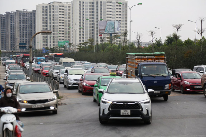 Bến xe đìu hiu vắng khách, hàng không đông nhất ngày cuối nghỉ Tết ảnh 1