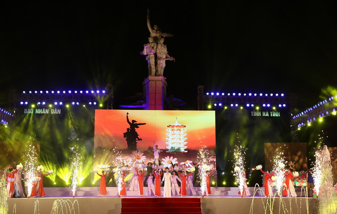 Thủ tướng dự Chương trình nghệ thuật “Cõi thiêng Đồng Lộc” ảnh 1