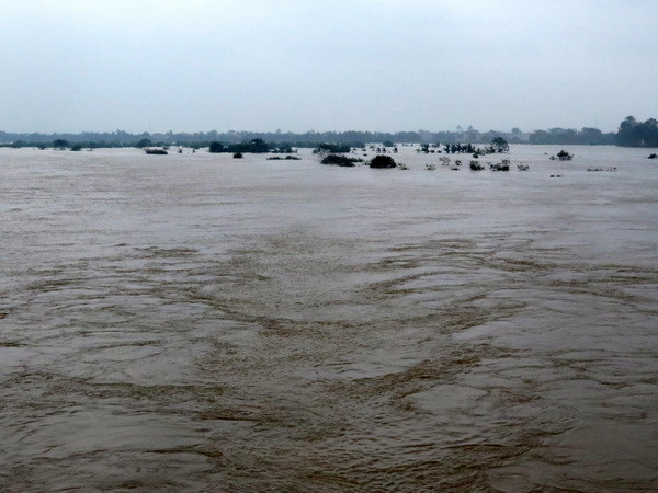 Nước trên các sông xuống chậm, nguy cơ lũ quét, sạt lở ở vùng núi ảnh 1