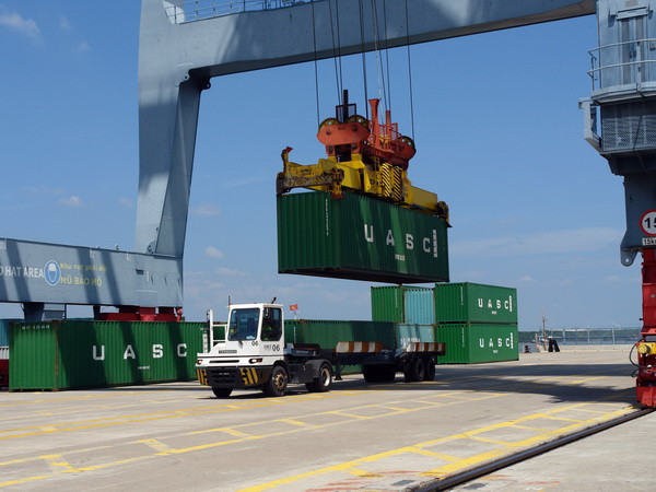Cảng quốc tế Cái Mép đón siêu tàu container. (Ảnh: Đoàn Mạnh Dương/TTXVN) Phát triển vận tải đa phương thức để giảm chi phí logistics ảnh 1