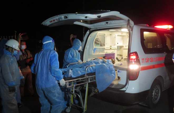 Quảng Ngãi: Đưa ngư dân tàu cá bị bệnh nặng vào bờ an toàn ảnh 1