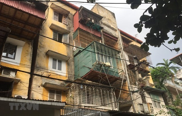 (Ảnh: Minh Nghĩa/TTXVN) Hàng loạt bất cập 'trói chân' việc cải tạo chung cư cũ ảnh 2