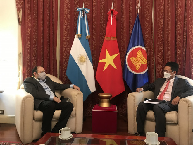 Đại sứ Dương Quốc Thanh và Giám đốc đài RNA Alejandro Pont Lezica tại buổi làm việc. (Ảnh: Hoài Nam/TTXVN) Thúc đẩy hợp tác giữa VOV và Đài phát thanh Quốc gia Argentina ảnh 1
