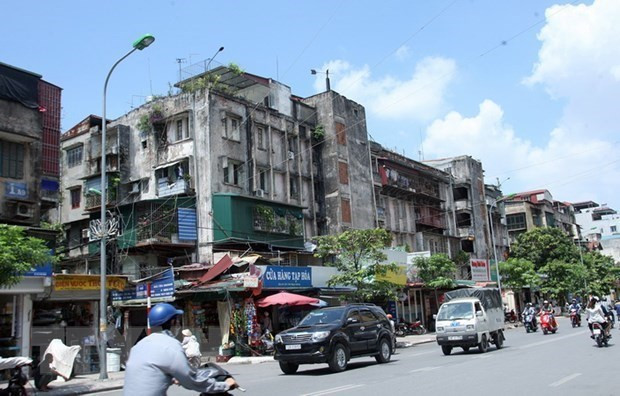 Một khu tập thể cũ nằm trên đường Thanh Nhàn, phường Thanh Nhàn, quận Hai Bà Trưng. (Ảnh: Tuấn Anh/TTXVN) Hàng loạt bất cập 'trói chân' việc cải tạo chung cư cũ ảnh 1
