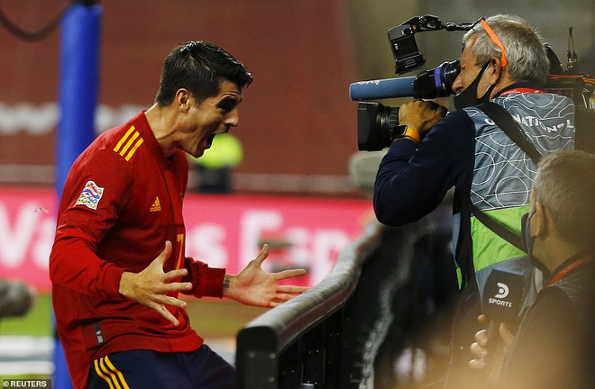 Morata ăn mừng sau khi ghi bàn mở tỷ số. (Nguồn: Reuters) Thắng Đức 6-0, Tây Ban Nha hiên ngang vào bán kết Nations League ảnh 1