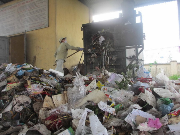 Dân khổ sở vì lò đốt rác của bệnh viện nằm quá gần nhà ảnh 1