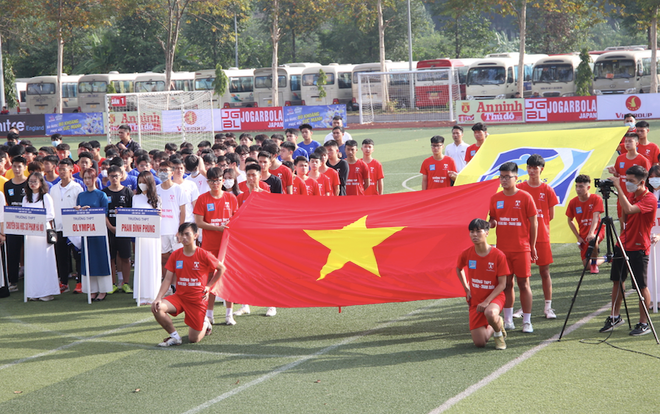 Mùa giải năm 2022 quy tụ 82 đội tuyển thi đấu đến từ 82 trường Trung học phổ thông trên địa bàn Hà Nội. 82 đội tuyển dự giải bóng đá học sinh Trung học phổ thông Hà Nội ảnh 2