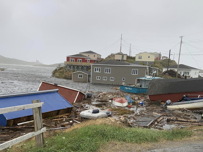 Cảnh đổ nát sau bão Fiona tại Rose Blanche-Harbour le Cou, Canada, ngày 25/9. (Ảnh: AFP/TTXVN) Canada khẩn trương khắc phục sự cố mất điện sau bão Fiona ảnh 1