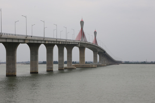 Cầu Cửa hội bắc qua sông Lam nối hai tỉnh Nghệ An và Hà Tĩnh. (Ảnh: CTV/Vietnam+) Phương tiện được phép lưu thông qua cầu Cửa Hội dịp Tết Nguyên đán ảnh 1