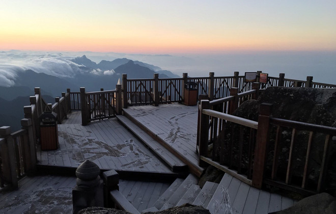 Lào Cai: Sương muối phủ trắng đỉnh Fansipan, nhiệt độ dưới 0 độ C ảnh 1