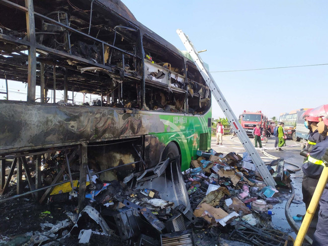 Thanh Hóa: Xe khách hai tầng cháy rụi, Quốc lộ 1A ách tắc nhiều giờ ảnh 1