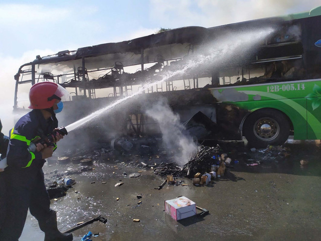 Thanh Hóa: Xe khách hai tầng cháy rụi, Quốc lộ 1A ách tắc nhiều giờ ảnh 2