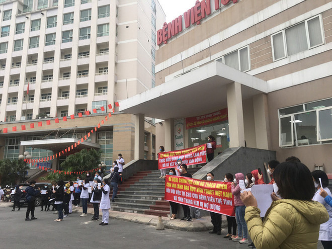 Hà Nội: Hơn 40 y, bác sỹ bệnh viện Tuệ Tĩnh xuống đường "kêu cứu" ảnh 2
