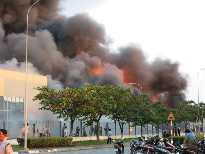 [Photo] Công ty sản xuất mực in Sakata Inx chìm trong biển lửa ảnh 6