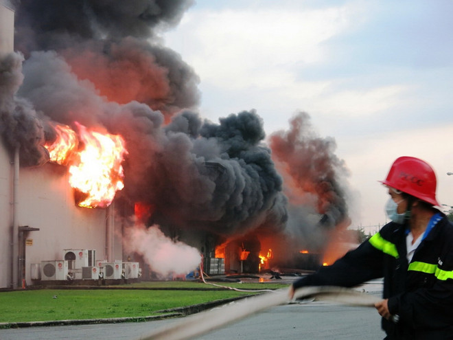 [Photo] Công ty sản xuất mực in Sakata Inx chìm trong biển lửa ảnh 4