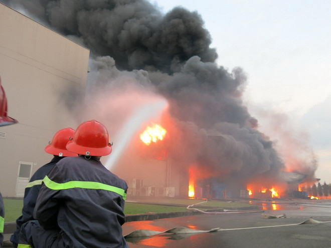 [Photo] Công ty sản xuất mực in Sakata Inx chìm trong biển lửa ảnh 1