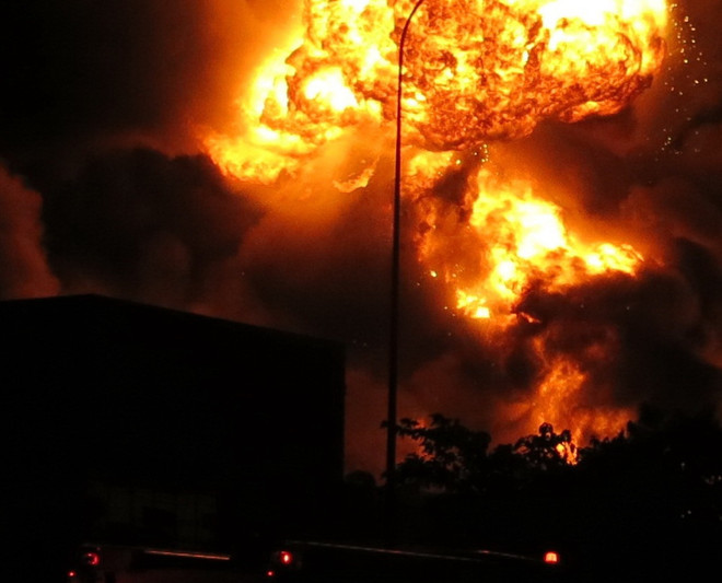 [Photo] Công ty sản xuất mực in Sakata Inx chìm trong biển lửa ảnh 3