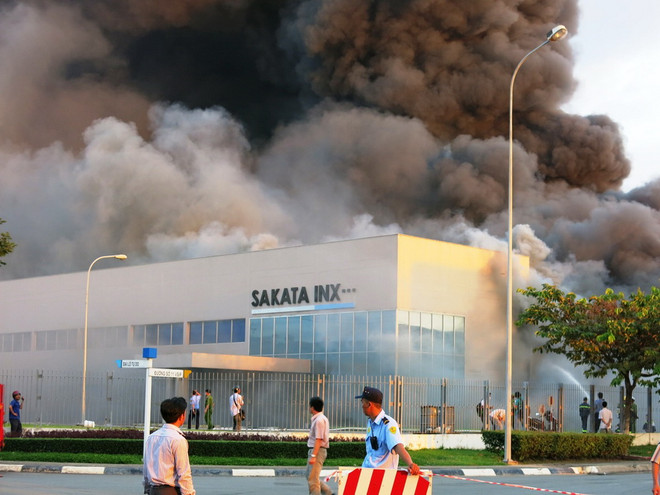 [Photo] Công ty sản xuất mực in Sakata Inx chìm trong biển lửa ảnh 5