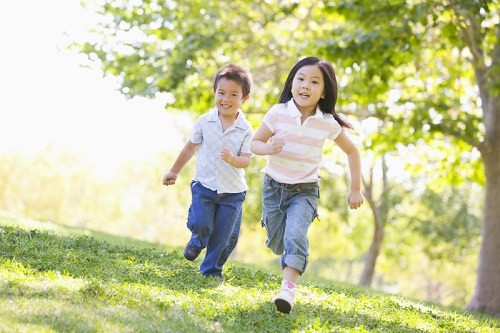 Chạy nhảy là cách giải phóng năng lượng tốt (Ảnh: sg.theasianparent.com) Bí quyết để phụ nữ giữ dáng đẹp bất chấp thời gian và tuổi tác ảnh 1