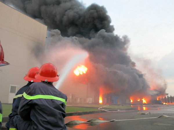 Bình Dương: Dập tắt vụ hỏa hoạn nghiêm trọng tại Công ty Sakata ảnh 1