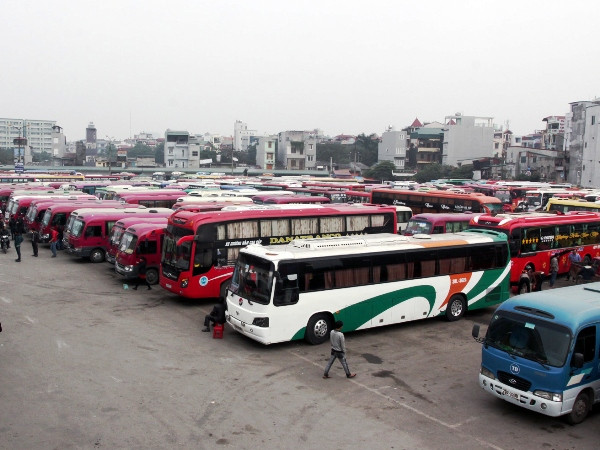 Các đơn vị chức năng sẽ xử lý nghiêm tình trạng tăng giá vé vận tải trái quy định dịp Tết. (Ảnh: Thế Duyệt/TTXVN) Công khai số điện thoại đường dây nóng vận tải dịp Tết ảnh 1