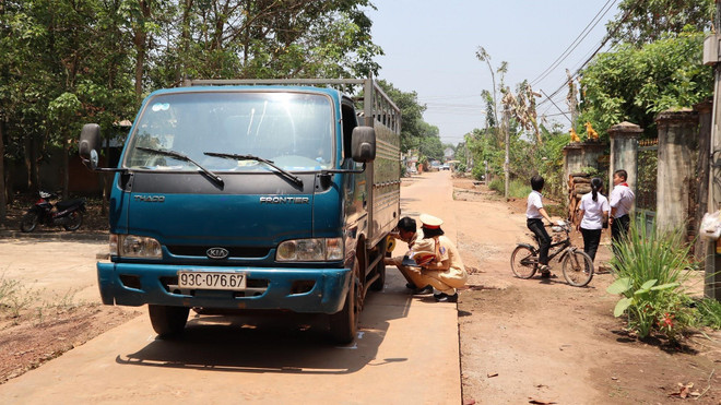 Bé gái 15 tháng tuổi đứng chơi giữa đường bị xe tải đâm tử vong ảnh 1