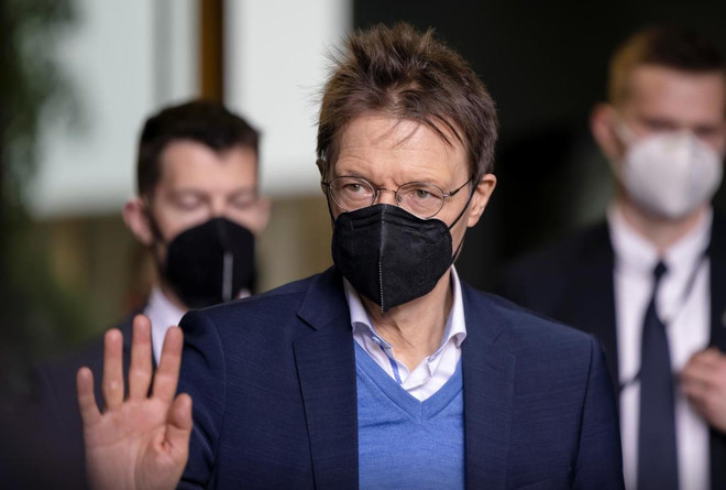 Bộ trưởng Y tế Đức Karl Lauterbach. (Nguồn: Reuters) Đức nới lỏng các quy định về COVID-19 với người nhập cảnh từ ngày 1/6 ảnh 1