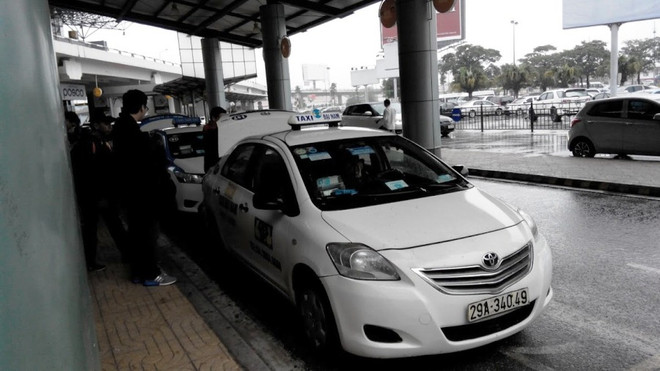 Taxi “dù” tràn vào sân bay, “cõng” 20% lượng khách mỗi ngày ảnh 2