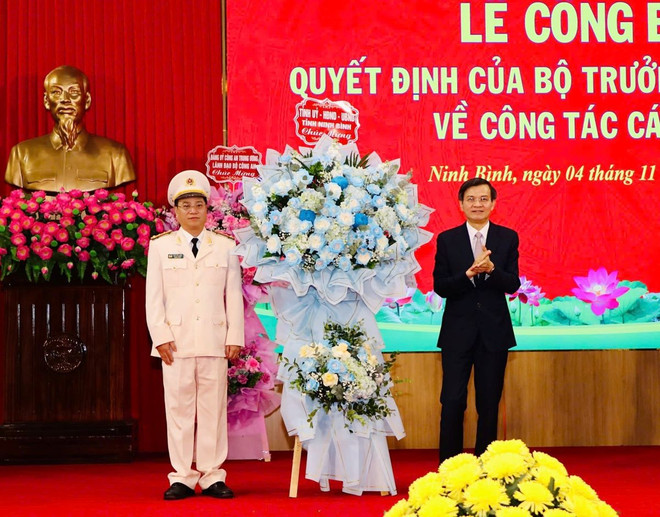 ttxvn_trao_quyet_dinh_bo_nhiem_tan_giam_doc_cong_an_tinh_ninh_binh_3.jpg